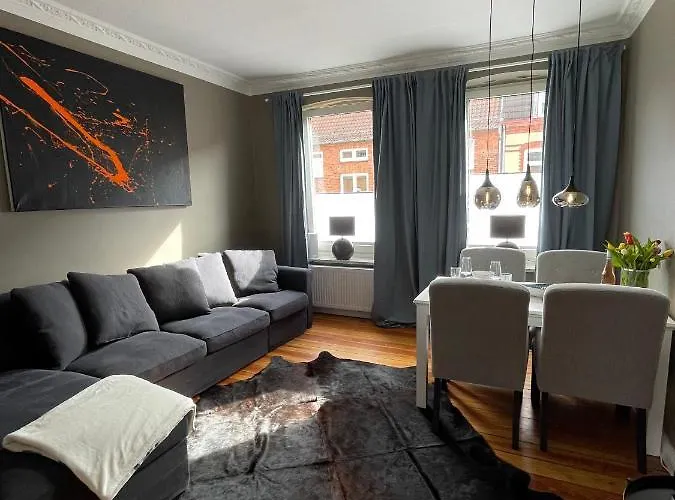 Altbaucharme Deluxe Mit Balkon In Zentraler Lage